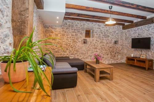 Villa Heritage House Vrime - Stone House With Heated Pool