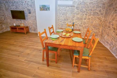 Villa Heritage House Vrime - Stone House With Heated Pool