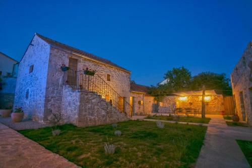 Villa Heritage House Vrime - Stone House With Heated Pool