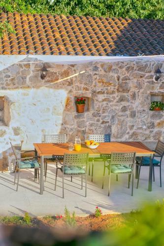 Villa Heritage House Vrime - Stone House With Heated Pool