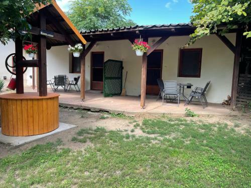 S�ll? F�szek Apartman