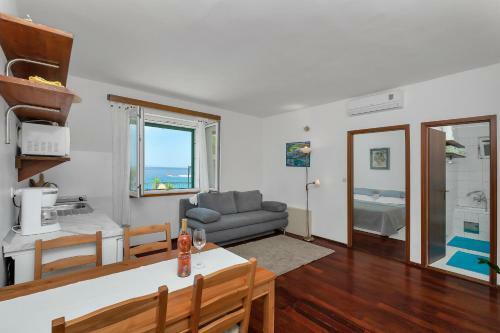 Beachfront Apartment Nives