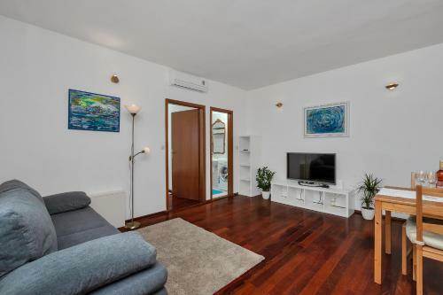 Beachfront Apartment Nives