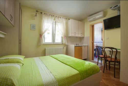 Studio Apartments Marijan - Beachfront