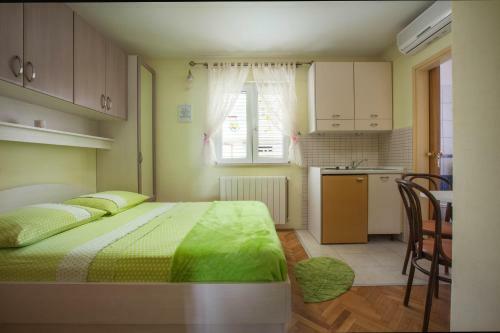 Studio Apartments Marijan - Beachfront