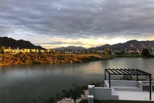 Villa Beautiful Modern Lake House With Spectacular Views