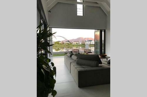 Villa Beautiful Modern Lake House With Spectacular Views