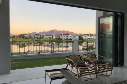 Villa Beautiful Modern Lake House With Spectacular Views