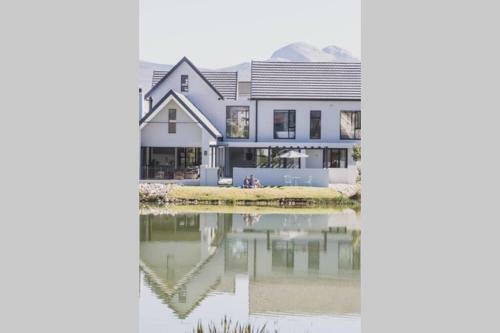 Villa Beautiful Modern Lake House With Spectacular Views