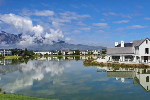 Villa Beautiful Modern Lake House With Spectacular Views