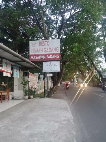Hostal Guesthouse Rumah Gadang Lombok