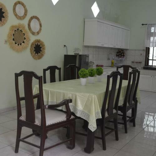 Hostal Emma Guest House Penginapan Keluarga