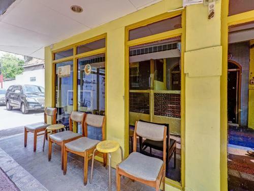 Oyo Flagship 90717 Hotel Kalimantan Surabaya