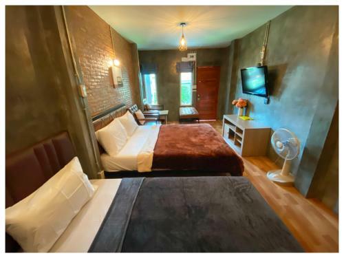 Hostal The One House