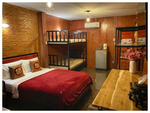 Hostal The One House