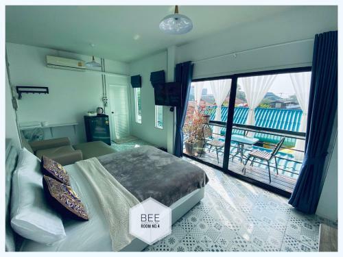 Hostal The One House