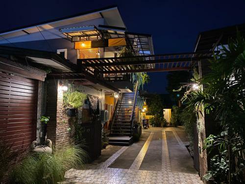 Hostal The One House