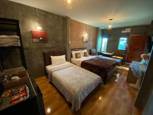 Hostal The One House