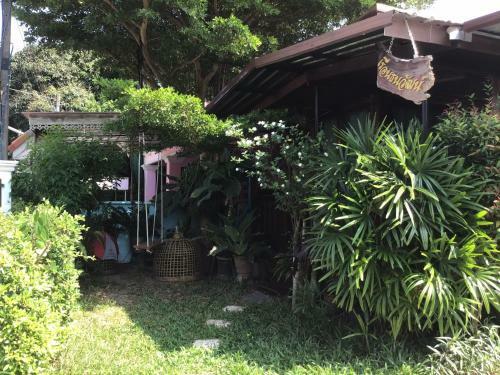 Hostal Ruen Orathai Resort