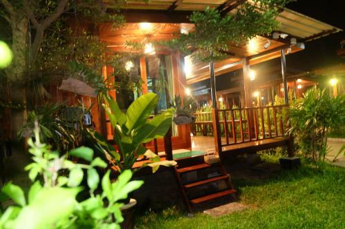 Hostal Ruen Orathai Resort