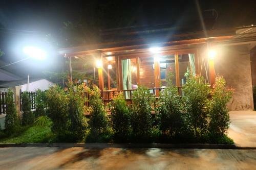 Hostal Ruen Orathai Resort