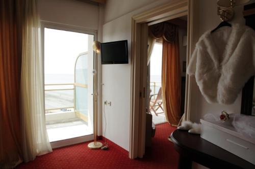 Santa Beach Hotel