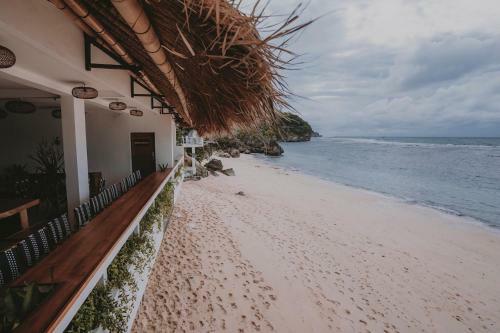 Hotel Legends Beachfront Resort