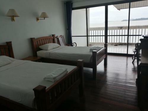 Hotel Jansom Beach Resort