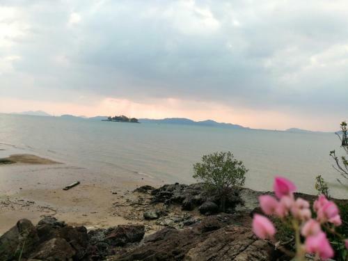 Hotel Jansom Beach Resort