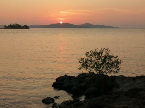 Hotel Jansom Beach Resort