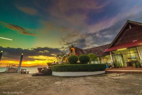 Hotel Jansom Beach Resort