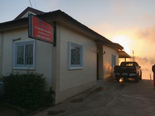 Hostal Baan Dongsak River View