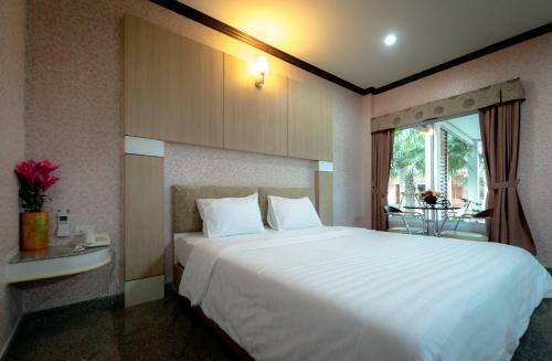 Martina Hotel Surin