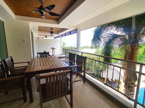 Spacious Apartment With Ocean View In Panwa