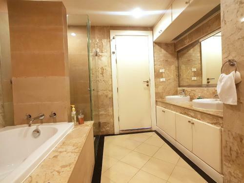 Spacious Apartment With Ocean View In Panwa