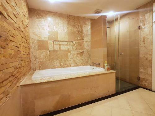 Spacious Apartment With Ocean View In Panwa