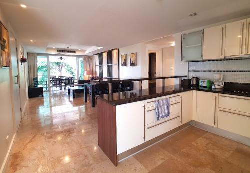 Spacious Apartment With Ocean View In Panwa