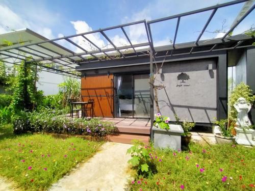 Hotel Uthaithani Resort