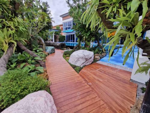 Hotel Uthaithani Resort