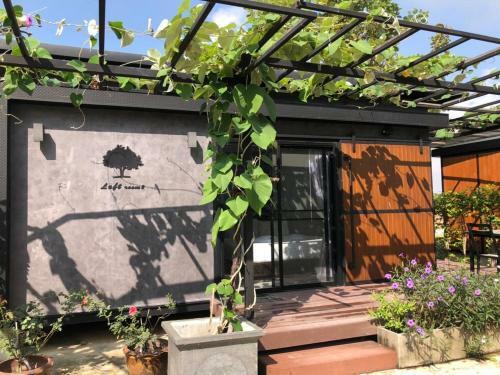 Hotel Uthaithani Resort