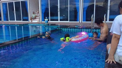 Hotel Uthaithani Resort