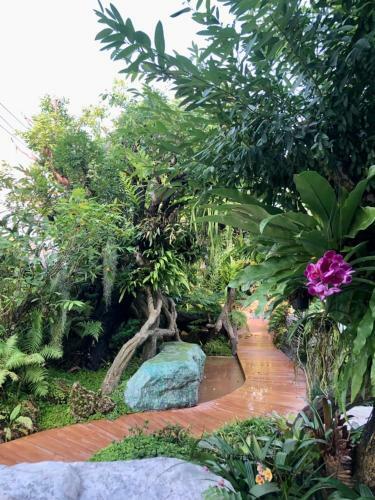 Hotel Uthaithani Resort