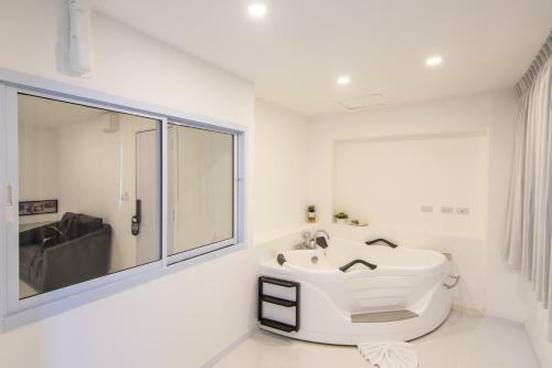 Thewhitehotel By Charoensri - Sha Extra Plus