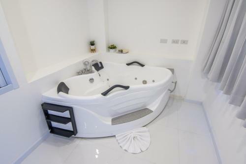 Thewhitehotel By Charoensri - Sha Extra Plus