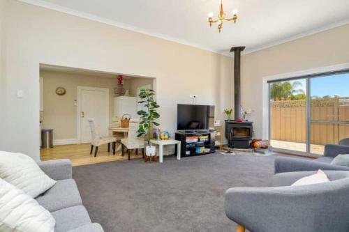 Executive Cottage Must Pay On Arrival Or Call Ahead Wifi Tv Only