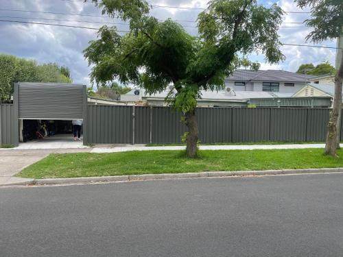 Oakleigh Unit . Private(gate & Bathroom & Kitchen)