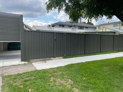Oakleigh Unit . Private(gate & Bathroom & Kitchen)