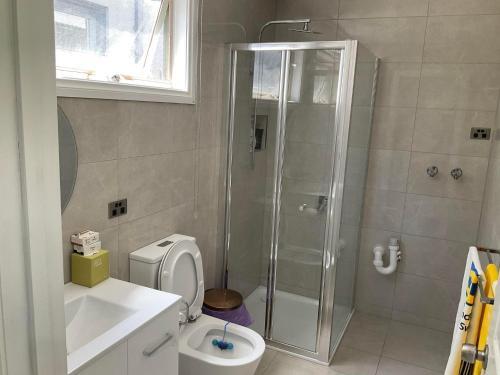 Oakleigh Unit . Private(gate & Bathroom & Kitchen)
