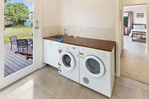 Sama-sama - Walking Distance To Town And Water