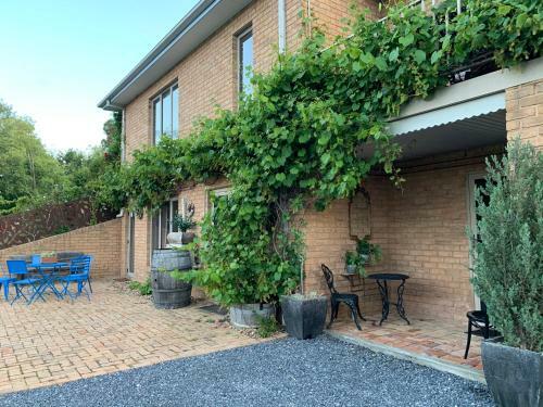 Bed & Breakfast Camelot Country Stay In Orange